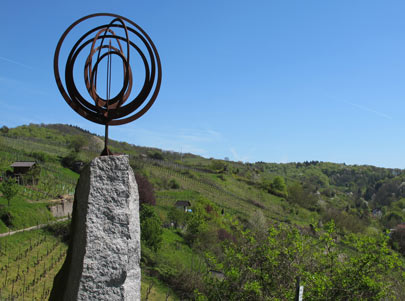 Blütenweg bei Hambach: Skulptur Kreisläufe des Lebens [Die Skulptur "Le Cycle" stammt vom Künstler Wolfgang Völker.