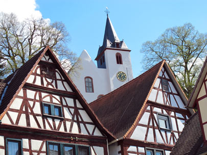Blütenweg Odenwald: Fachwerkensemble in der Altstadt und die ev. Bergkirche von Zwingenberg an der Bergstraße