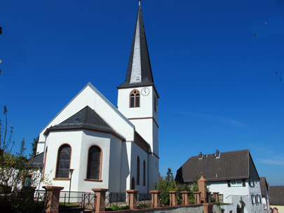 Odenwald Wanderung Blütenweg:  In Alsbach passiert man die ev. Kirche