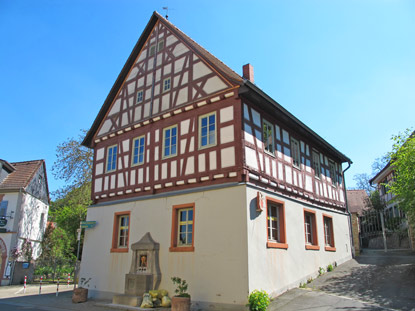 Odenwald Wanderung Bergstraße: Das "Alte Rathaus" von Jugenheim wurde um 1556 erbaut