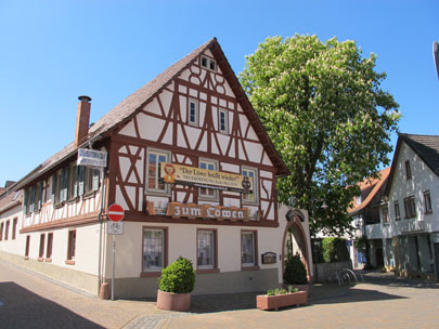 Blütenweg Wanderung Odenwald: Seeheim Fachwerkhaus "Zum Löwen" am Sebastiansmarkt  