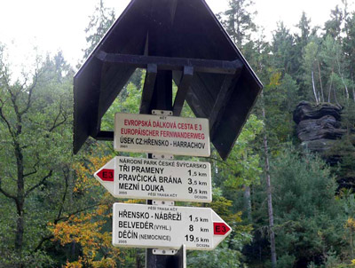 Gleich hinter dem Ort Hřensko (Herrnskretschen) wird in Tschechien der Europäische Bergwanderweg E3 angezeigt
