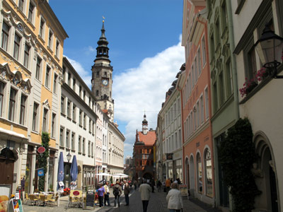 Blick vom Obermarkt in Görlitz in Richtung Untermarkt.  Iim Hintergrund Rathausturm und der Schönhof 