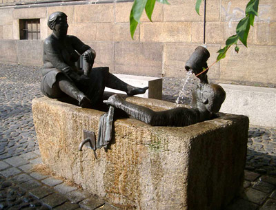 Brunnen mit Zecherpaar auf dem Klosterplatz in Görlitz.