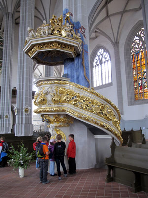 Die Kanzel in der Peterskirche zu Görlitz stammt aus dem 17. Jh.