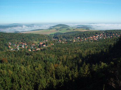 Kurort Jonsdorf im Zittauer Gebirge und der Berg in der Bildmitte ist der Breiteberg mit Aussichtsturm