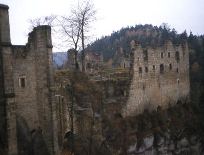 Auf dem 514 m hohen Berg Oybin oberhalb des gleichnamigen Ortes steht eine Burg- und Klosteranlage