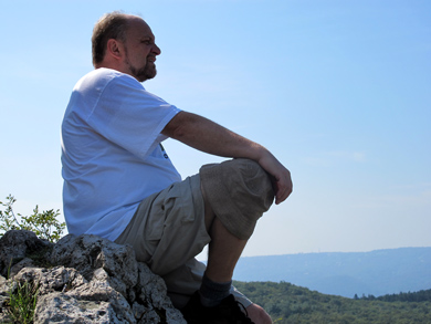 Felix am Berg Vihar-hegy blickt auf den Budapester Stadtteil Széphalom 