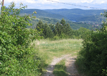 Von Mályinka hat man einen schönen Blick zurück auf den Stausee Lázbérci-Tó und das Aggtelek-Gebirge