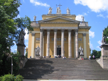 Die Basilika von Eger(Erlau) wurde in nur 5 Jahren gebaut. Die 3 Statuen auf dem Giebel verkörpern die Tugenden Glaube, Hoffnung und Liebe