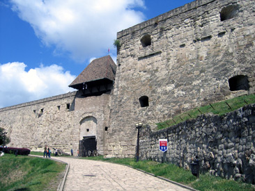 Ein gepflasterter Weg führt in Eger hinauf zur Egri Vár (Burg Erlau). Die mächtige Festungsanlage wurde im 18. Jh. von den Habsburgern gesprengt