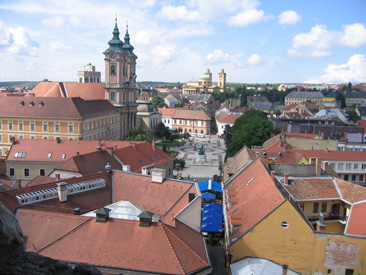 Blick von der Burg auf die Innenstadt von Eger. Links im Hintergrund ist die Minoritenkirche am Dobó István tér zu sehen.