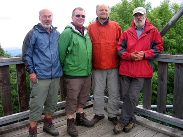Auf dem Aussichtsturm Petöfi Kilátó bei Bánkút im Bükk-Gebirge: Harald, Dirk, Felix, Klaus