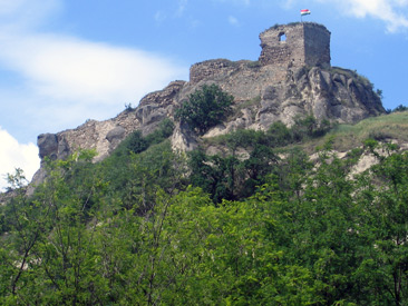 Auch diese Burg bei Sirok fiel nach der Niederschlagung des Kuruzenaufstandes< dem Habsburger Sprengeifer zum Opfer
