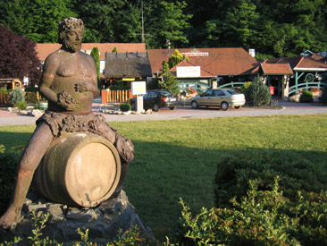 Das Tal der schönen Frauen mit seinen 35 Weinlokalen ist 20 Gehminuten von der Innenstadt von Eger entfernt. Besser kann man in der Innenstadt essen und trinken.