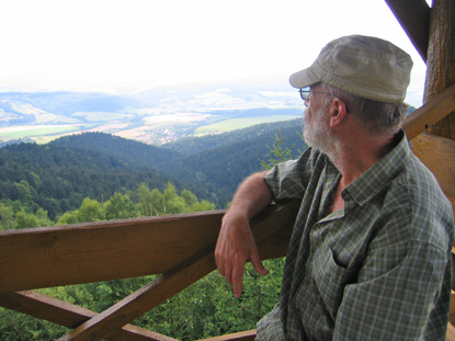 Klaus blickt ins  Cergov-Gebirge