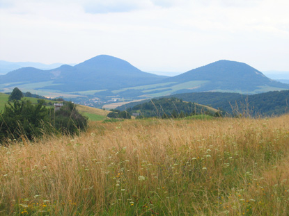 Nach dem Čergov–Gebirge weitet sich die Landschaft. In der Nähe der Gemeinde Hradisko (Kuntschhöfchen)entstand diese Aufnahme. Hintergrund die Vulkankegel vor Prešov (Preschau)