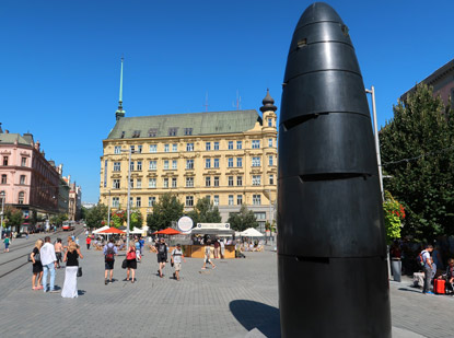 Zeitmaschine auf dem Námĕstí Svobody (Freiheitsplatz). Es soll sich um eine Zeitmaschine halten, mnche Besucher hatten mehr an einen üderdimensionalen Penis gedacht.