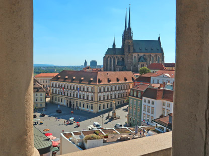 Blick vom Rathausturm auf den Zelný trh (Krautmarkt) und St. Peter und Paul Kathdrale