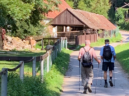 Wanderung im Mhrischen Karst nrdlich von Brnn: Dorfstrae im Mariental bei Mokr