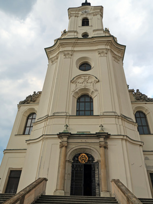 Mhrischer Karst Wanderung: 73 m hoher Kirchturm der Wallfahrtskirche Kostel Jmna Panny Marie in  Křtiny (Kiritein)