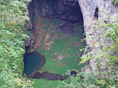 Blick von einem Ausscihspunkt in die 138 m tiefe Macocha-Schlucht.
