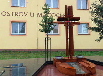 Mhrischer Karst: Kriegerdenkmal in Ostrov u Macochy (Ostrow)