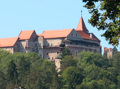 Wandern durch Mhren: Hrad Perntejn (Burg Pernstein) Blick vom Ort  Nedvědice 