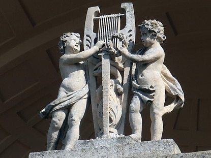 Wandern in Sdmhren: Apollogtempel: Auf dem Relief in der Mitte sind mehrere Musen dargestellt, die Apollo auf dem Sonnenwagen begleiten