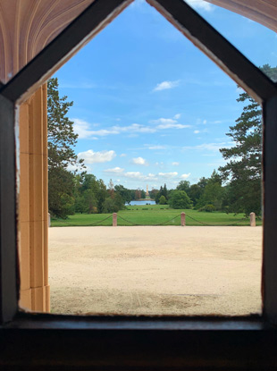 Wandern rund um Lednice: Blick aus dem Fenster des Schlosses Eisgub auf den Park