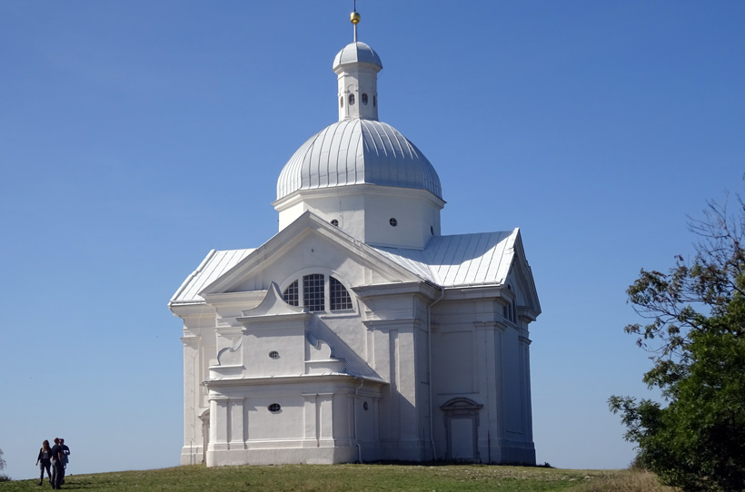 Auf dem Giptel des heiligen Bergs bei Mikulov steht die Wallfahrtskaplle St. Sebastian