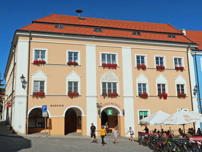 Rathaus auf dem Marktplatz von Mikulov (Nikolsburg)