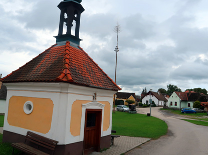 Kapelle im Zentrum von Pleovice