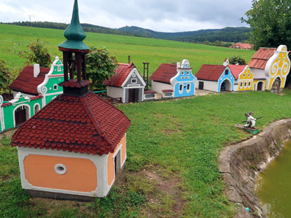 Am Wanderweg: Modell des Dorfs Pleovice 