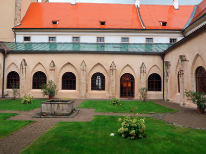 Kreuzgarten im Kloster Klter Zlat Koruna (Kloster Goldkron)