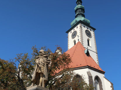 Vor der Dekanatskirche in Tabor steht ein Denkmal von Jan Zizka