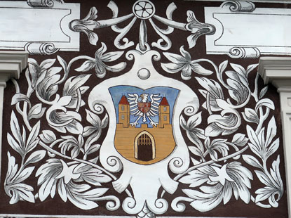 Die Sgraffito-Dekoration an dem Haus Nr. 11 auf dem Hauptplatz in Bechyne stammt aus dem Jahgr 1902