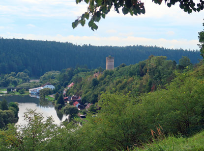 Der Ort Dobronice (deutsch Dobronitz) mit der Burgruine