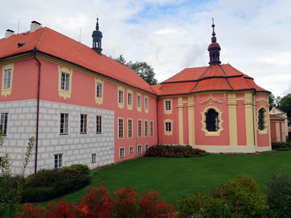 Das Renaissance-Schloss Mitrowicz wird 1741 zu einem Barockschloss umgebaut.