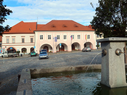 Rathaus auf dem Hauptplatz von Tyn nad Vltavou