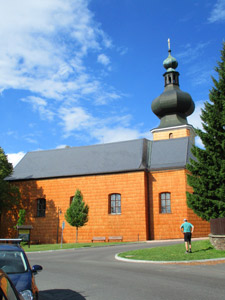 Die mit Schindeln eingepackte Kirche in Srni (Rehberg)