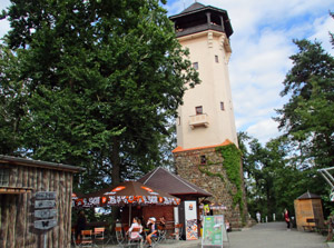 Der Diana-Turm oberhalb von Karlsbad. Auf die Turmspitze gelangt  man mit einem Aufzug.