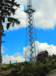 Der 50 m hohe Sendeturm und Aussichtsturm auf dem Krudum