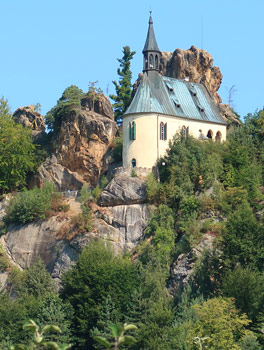 Hrad Vranov (Burg Wranow) mit Jagdschloss in Form einer Kapelle