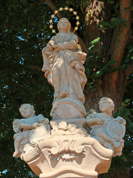 Zum Dlaskův statek (Dlask-Gehft) gehrt auch eine Statue der Jungfrau Maria aus dem Jahre 1784