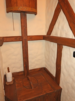 Toilette in den Zimmern des Hotels Středověk