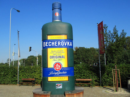 In Karlsbad nicht zu bersehen, die Becherovka Reklame weist auf die 13. Quelle hin