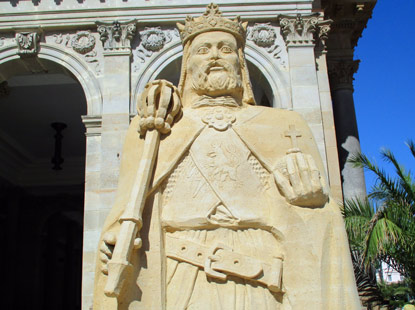 Karl IV gilt als Stadtgrnder von Karlsbad. Ihm zu Ehren hat man in der Fuggnerzone eine 4 m hohe Skulptur aus Sand und Lehm errichtet.