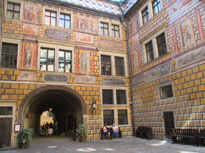 Innenhof vom Schloss in Krummau mit Sgraffito-Malerei