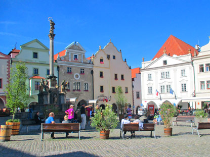 Der Platz der Eintacht mit der Mariensule in Česk Krumlov (Krummau))